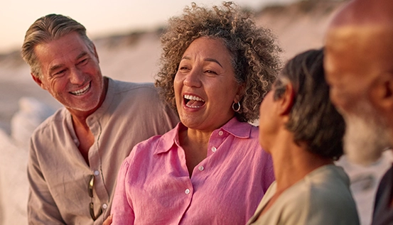 Un groupe de personnes souriantes qui ont du plaisir ensemble.